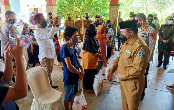 Penyerahan BANPRES dan BANSOS