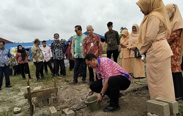 Peletakan batu pertama tanda dimulainya pembangunan lapak UMKM/Kantin DINSOSPMD oleh Kepala Dinas Budi Utama 