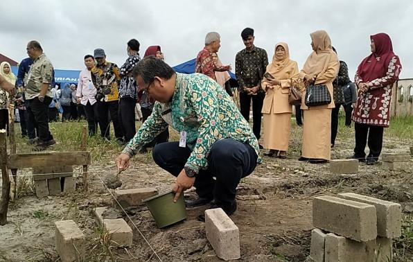 Peletakan batu pembangunan lapak UMKM DINSOSPMD oleh Ketua DWP DINSOSPMD, oleh Kepala Bidang Perlindungan Sosial , Fakir Miskin dan Bencana Alam, Bapak Suryadi S.Ag