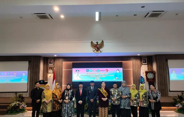 Foto bersama Pj Ketua TP PKK Ibu Maya Suganda Pasaribu dengan para pengurus TP PKK