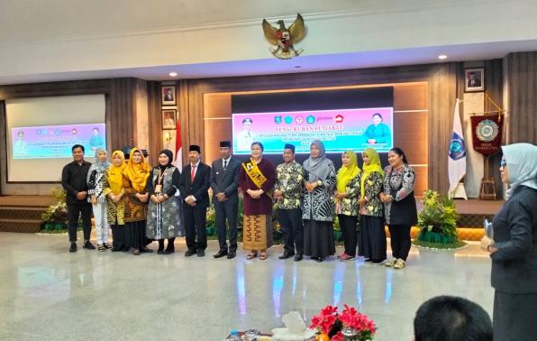 Foto bersama Pj Ketua TP PKK Ibu Maya Suganda Pasaribu dengan para pengurus BUNDA PAUD