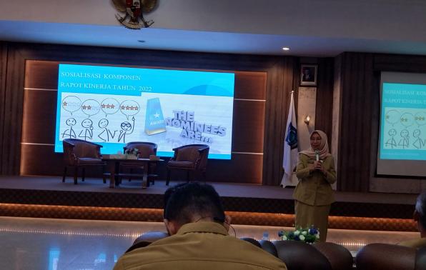 Kepala Biro Organisasi Sekretaris Daerah Pemprov Kep.Bangka Belitung, Ellyana saat memberikan presentasi perihal 13 indkator penilaian internal OPD. Kepala Biro Organisasi Sekretaris Daerah Pemprov Kep.Bangka Belitung, Ellyana saat memberikan presentasi perihal 13 indkator penilaian internal OPD.