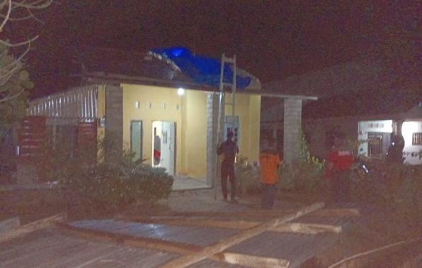 Penanganan Bencana Alam Pemasangan terpal atap rumah warga korban bencana alam angin puting beliung oleh TAGANA