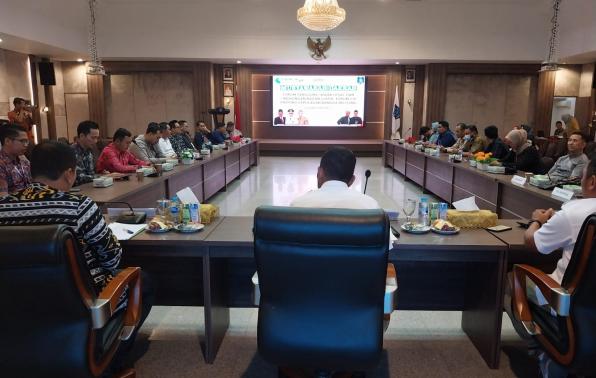 Kegiatan Musyawarah Forum Komunikasi Tanggung Jawab Sosial dan Lingkungan Badan Usaha di ruang pertemuan pasir padi lantai III kantor gubernur. Kegiatan Musyawarah Forum Komunikasi Tanggung Jawab Sosial dan Lingkungan Badan Usaha di ruang pertemuan pasir padi lantai III kantor gubernur.
