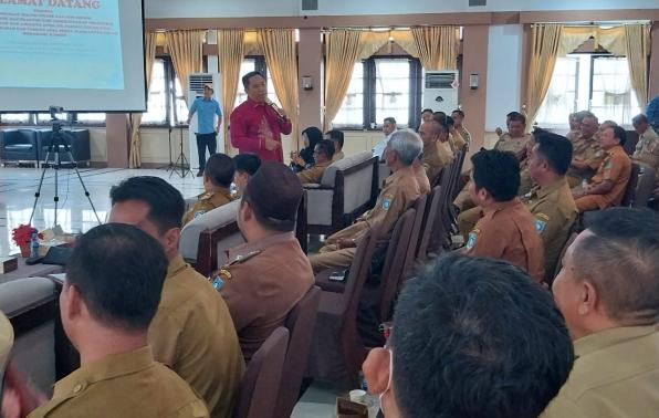 Guru Besar Institute Pendidikan Dalam Negeri (IPDN) Prof.Dr Fernandes Simangungsong saat memberikan materi pembekalan kepada kepala desa berkenaan penguatan Peran Kelembagaan Usaha BUMDesa dalam wujdukan Desa Membangun Guru Besar Institute Pendidikan Dalam Negeri (IPDN) Prof.Dr Fernandes Simangungsong saat memberikan materi pembekalan kepada kepala desa berkenaan penguatan Peran Kelembagaan Usaha BUMDesa dalam wujdukan Desa Membangun