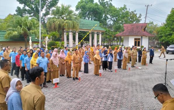 Kegiatan reorientasi melalui apel pagi yang dipimpin oleh Plt Sekretaris Dinas, Sri Kusmala Kegiatan reorientasi melalui apel pagi yang dipimpin oleh Plt Sekretaris Dinas, Sri Kusmala