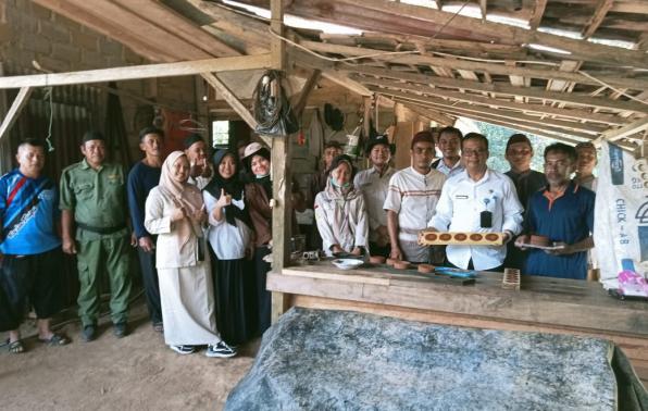Kepala Bappeda dan LITBANG Bangka Tengah, Joko Triady bersama penyuluh pertanian dan petani di desa sulak