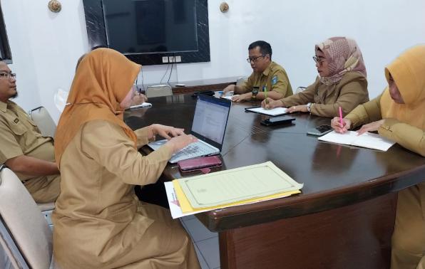 Kepala Bappeda dan LITBANG PEMKAB Bangka Tengah, Joko Triadhi berserta tim dan JFT PSM , Triana Ermawati  beserta tim melakukan diskusi perihal diversifikasi usaha ekonomi melalui pengembangan potensi ungulan desa