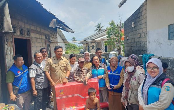 Penyerahan bantuan dasar bagi korban bencana kebakaran Penyerahan bantuan dasar bagi korban bencana kebakaran