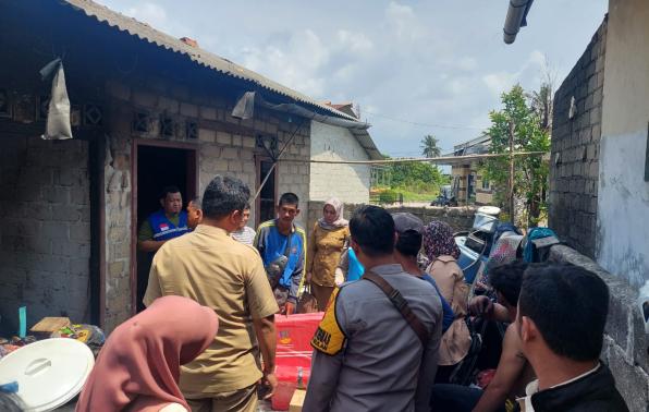 Penyerahan bantuan dasar bagi korban bencana kebakaran Penyerahan bantuan dasar bagi korban bencana kebakaran