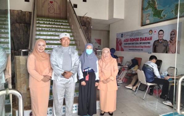 KADINSOSPMD, Budi Utama dan Ketua DWP Yuniar Putia Rahma Budi Utama Foto bersama pengurus PMI 