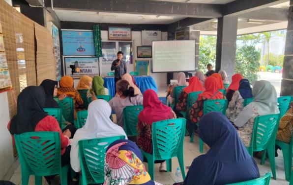 Tim Sosialisasi BANKEU Penanganan Stunting dan BANSOS Penanganan Kemiskinan Ekstrem DINSOSPMD Provinsi Kep.Bangka Belitung memberikan sosialisasi JUKNIS dan Pedoman BANKEU dan BANKEU kepada Tim Penanganan Stunting dan Kemiskinan Ekstrem Kecamatan Pangkalbalam