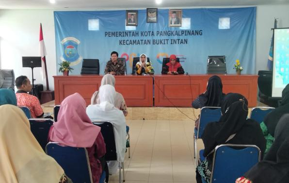 Tim Sosialisasi BANKEU Penanganan Stunting dan BANSOS Penanganan Kemiskinan Ekstrem DINSOSPMD Provinsi Kep.Bangka Belitung memberikan sosialisasi JUKNIS dan Pedoman BANKEU dan BANSOS kepada Tim Penanganan Stunting dan Kemiskinan Ekstrem Kecamatan Bukit Intan 