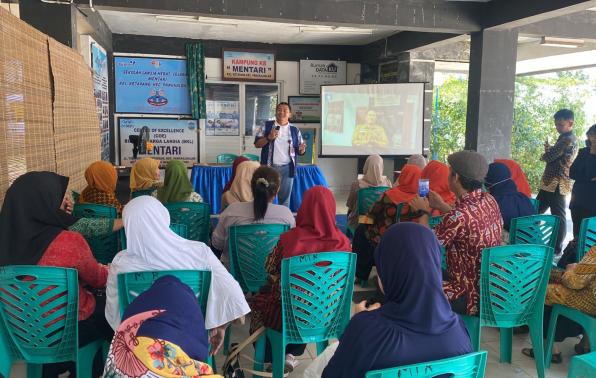 Kepala Dinas Sosial PMD, Budi Utama memberikan pengarahan kepada Tim Penanganan Stunting dan Penanganan Kemiskinan Ekstrem  Kecamatan Pangkalbalam
