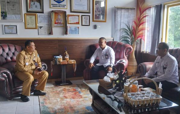 Kepala Dinas sosial dan PMD, Budi Utama menerima kunjungan kerja Tim Keasistenan Utama Lembaga OMBDUSMAN Perwakilan Kep.Bangka Belitung (Senin /25/09/2023) di ruang kerja kerjanya. 