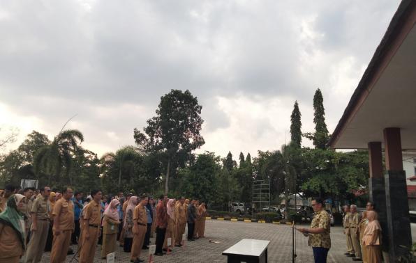 Pembacaan IKRAR NETRALITAS ASN dalam Pemilihan Umum dan Pemilihan Kepala Daerah Serentak Tahun 2024 yang dipimpin oleh Kepala Dinas Sosial dan PMD, Budi Utama