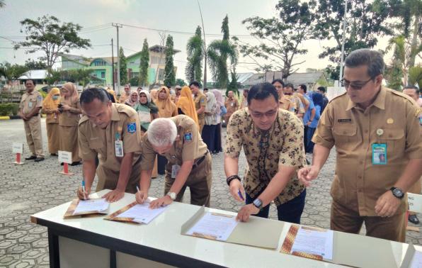 Penandatanganan Pakta Integritas Netralitas ASN secara simbolik oleh Kepala dinas  sosial dan PMD, Budi Utama bersama seluruh pejabat administrator. 