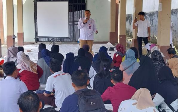 Kepala Dinas Sosial dan PMD Prov.Kep.Bangka Belitung, Budi Utama saat menyampaikan arahan dan memberikan edukasi terkait pemanfaatan bantuan sosial untuk usaha ekonomi produktif dan bansos RUTILAHU kepada penerima manfaat bantuan, pada rabu (01/1/2023) Kepala Dinas Sosial dan PMD Prov.Kep.Bangka Belitung, Budi Utama saat menyampaikan arahan dan memberikan edukasi terkait pemanfaatan bantuan sosial untuk usaha ekonomi produktif dan bansos RUTILAHU kepada penerima manfaat bantuan, pada rabu (01/1/2023)