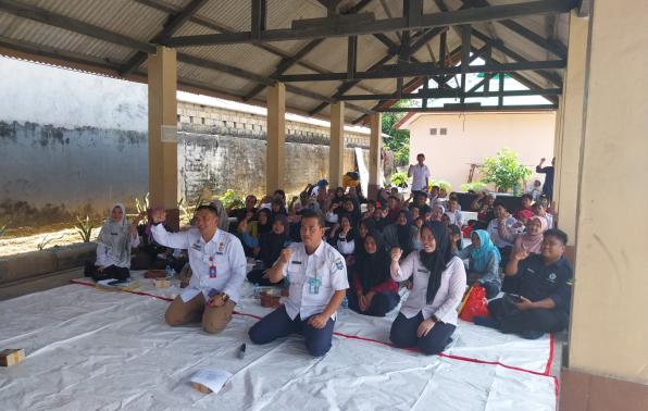 KADINSOSPMD, Budi Utama didampingi Kepala Bidang LINJAMSOS dan Penanganan Bencana , Suryadi foto bersama dengan penerima manfaat bantuan UEP dan RUTILAHU APBD Perubahan T.A 2023 KADINSOSPMD, Budi Utama didampingi Kepala Bidang LINJAMSOS dan Penanganan Bencana , Suryadi foto bersama dengan penerima manfaat bantuan UEP dan RUTILAHU APBD Perubahan T.A 2023