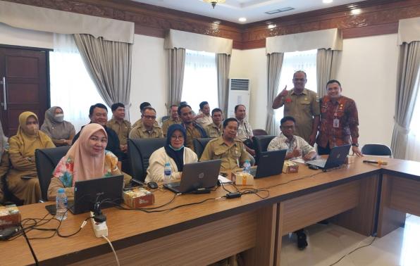 Foto bersama Kepala Dinas Sosial dan PMD bersama perangkat kelurahan se kota pangkalpinang. Foto bersama Kepala Dinas Sosial dan PMD bersama perangkat kelurahan se kota pangkalpinang.