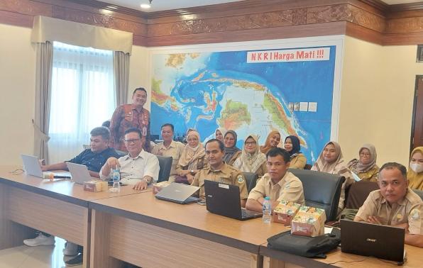 Foto bersama Kepala Dinas Sosial dan PMD bersama perangkat kelurahan se kota pangkalpinang. Foto bersama Kepala Dinas Sosial dan PMD bersama perangkat kelurahan se kota pangkalpinang.
