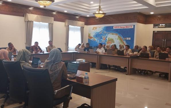 Kepala Dinas Sosial dan PMD, Budi Utama memberikan pengarahan perihal pentingnya data administrasi publik profil desa /kelurahan dalam penyelenggaraan pemerintahan yang dilaksanakan pada kegatan pendampingan perangkat kelurahan se kota pangkalpinang, selasa (07/11/2023) Kepala Dinas Sosial dan PMD, Budi Utama memberikan pengarahan perihal pentingnya data administrasi publik profil desa /kelurahan dalam penyelenggaraan pemerintahan yang dilaksanakan pada kegatan pendampingan perangkat kelurahan se kota pangkalpinang, selasa (07/11/2023)