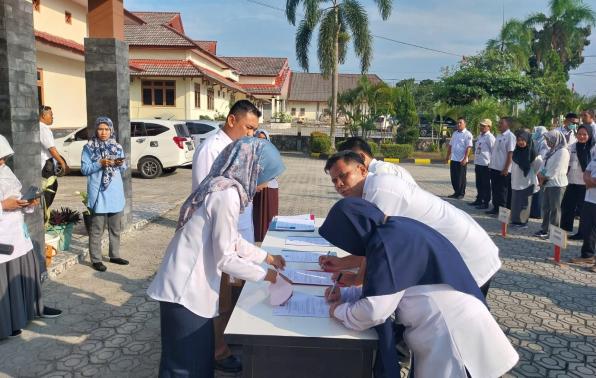 Penandatanganan Perjanjian Kinerja T.A 2024 antara Kepala Dinas Sosial dan Pemberdayaan Masyarakat Desa dengan esselon III dan IV  Bidang Pemberdayaan Sosial dan Kepahlawanan 