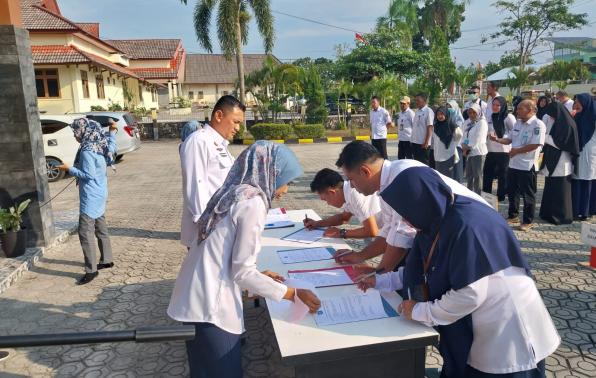 Penandatanganan Perjanjian Kinerja T.A 2024 antara Kepala Dinas Sosial dan Pemberdayaan Masyarakat Desa dengan esselon III dan IV  Bidang Pemberdayaan Sosial dan Kepahlawanan 