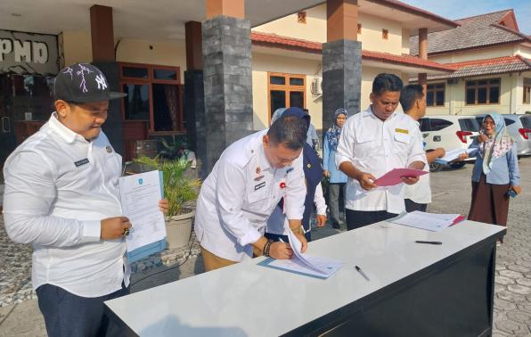 Penandatanganan Perjanjian Kinerja T.A 2024 antara Kepala Dinas Sosial dan Pemberdayaan Masyarakat Desa dengan esselon III dan IV  Bidang Pemberdayaan Sosial dan Kepahlawanan 