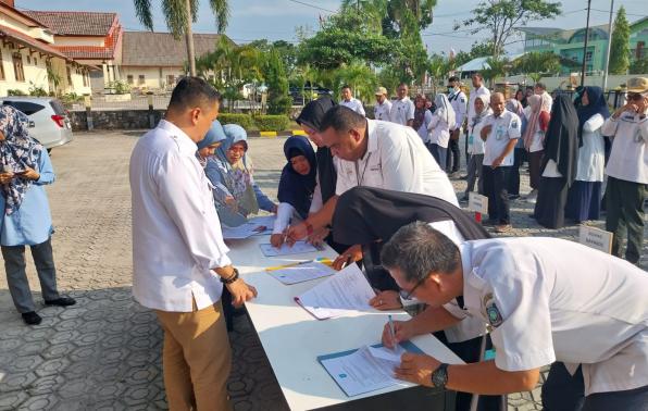 Penandatanganan Perjanjian Kinerja T.A 2024 antara Kepala Dinas Sosial dan Pemberdayaan Masyarakat Desa dengan esselon III dan IV  Bidang Perlindungan, Jaminan Sosial dan Penanganan Bencana