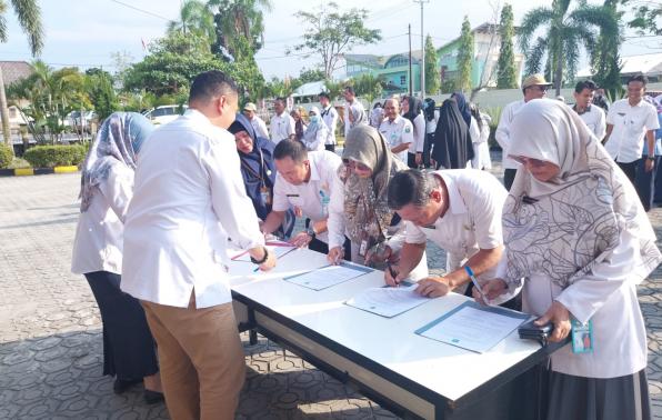 Penandatanganan Perjanjian Kinerja T.A 2024 antara Kepala Dinas Sosial dan Pemberdayaan Masyarakat Desa dengan esselon III dan IV  Bidang Rehabilitasi Sosial dan Penanganan Warga Negara Migran Korban Tindak Kekerasan