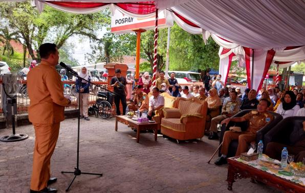 KADINSOSPMD, Budi Utama menyampaikan sambutannya terkait pelaksanaan program prioritas penanganan kemiskinan ekstrem T.A 2023