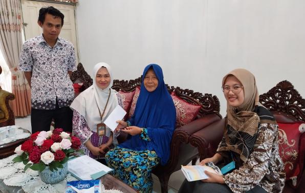 Tim unit layanan Kepahlawanan DINSOSPMD menyerahkan bantuan santunan secara langsung kepada janda veteran Tim unit layanan Kepahlawanan DINSOSPMD menyerahkan bantuan santunan secara langsung kepada janda veteran