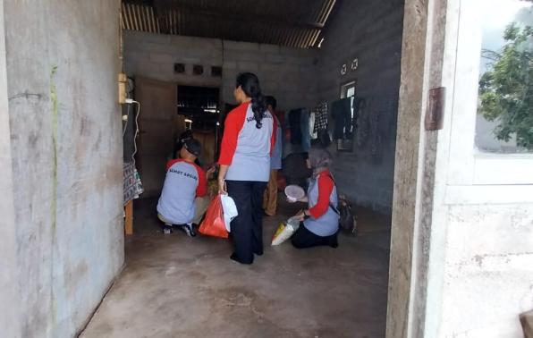 Penyuluhan langsung dan pemberian tali asih kepada lansia pemerlu layanan sosial
