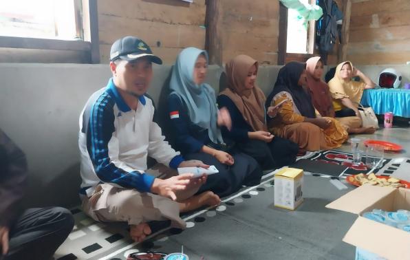 Penyuluh Sosial Nusation, A.Ks. M.Si meberikan penyuluhan dan bimbingan sosial terkait membangun kapasitas diri dalam rangka menuju graduasi sejahtera mandiri para PKH