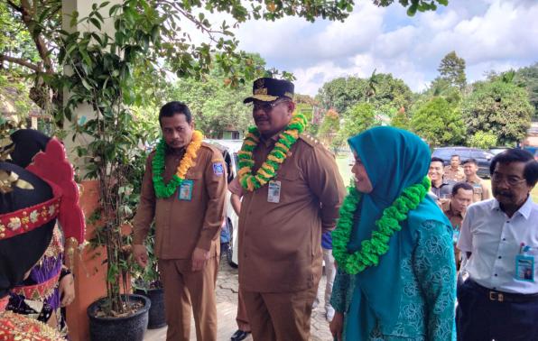 Pj Gubernur didampingi oleh Pj Ketua PKK dan Pj Sekretaris Daerah Fery Afrianto saat tiba di SMP Negeri 1 Puding Besar