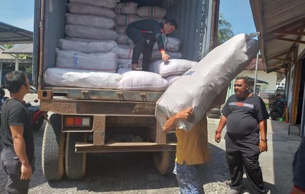 Penurunan bantuan barang logistik bencana kementerian sosial RI