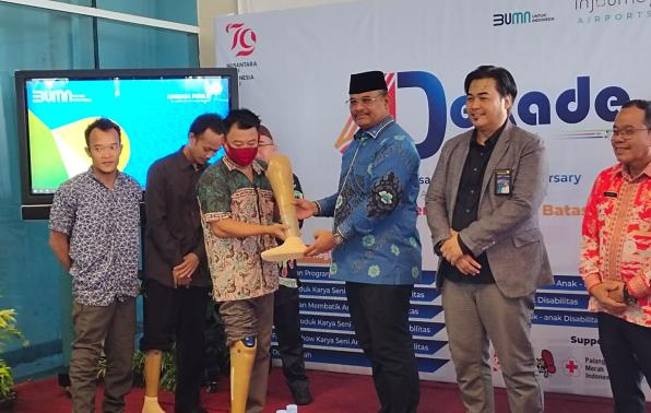 Pj Gubernur Safrizal ZA bersama GM PT Angkasa Pura Cabang Depati Amir , Muhammad Syahril menyerahkan secara simbolik bantuan kaki palsu program Tanggung Jawab Sosial Lingkungan Perusahaan PT Angkasa Pura II Cabang Depati Amir