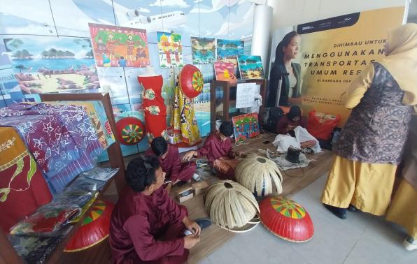 Kegiatan melukis dan membantik anak-anak disabilitas