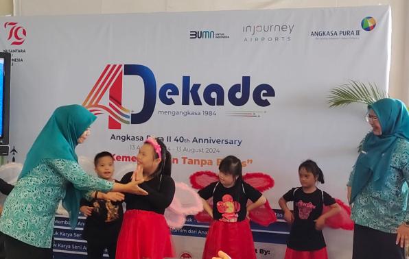 Pj Ketua PKK Kep.Bangka Belitung, Safriati Safrizal bernari bersama anak-anak disabilitas SLB Pangkalpinang