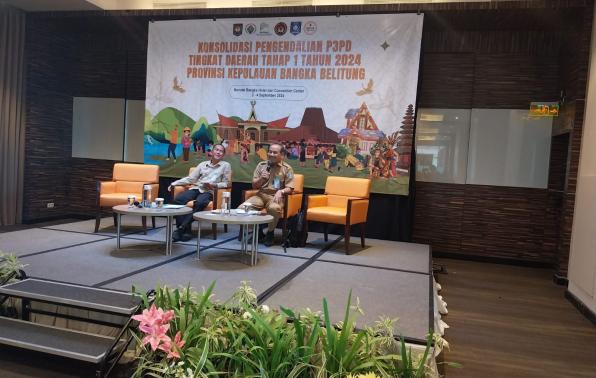 Plt Inspektur Susanto saat menyampaikan paparannya terkait pengawasan internal sebagai upaya pencegahan terjadinya pelanggaran dalam penngelolaan keuangan desa.
