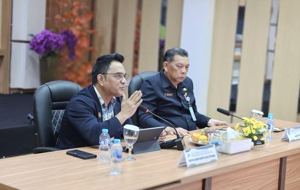 Kepala BPS Provinsi Kep.Bangka Belitung, Toto Haryanto Silitonga dan Kepala Biro Pengadaan Barang/Jasa Prov.Kep.Bangka Belitung, Hartono, yang mewakili Pj Gubernur Kep. Bangka Belitung menyampaikan data informasi terkait kondisi inflasi di bangka belitung periode September 2024.