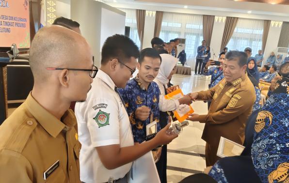 Penyerahan hadiah kepada pemenang lomba TTG dan LOMDESKEL Tingkat Provinsi