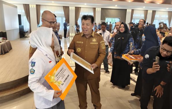 Penyerahan hadiah kepada pemenang lomba TTG dan LOMDESKEL Tingkat Provinsi