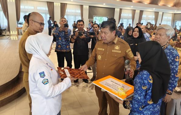 Penyerahan hadiah kepada pemenang lomba TTG dan LOMDESKEL Tingkat Provinsi