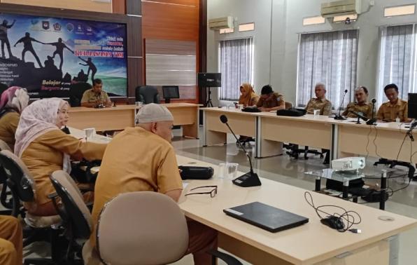 Rapat internal evaluasi serapan anggaran semester pertama tahun 2025 pada DINSOSPMD