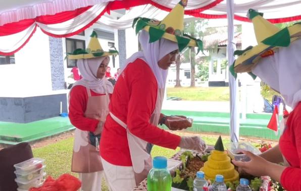 Para siswa/siswi peserta lomba kreatif membuat dan menghias tumpeng