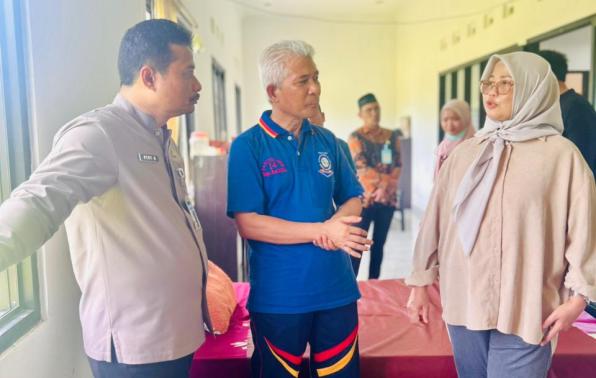 Plt Kepala Dinas Sosial, Megawati Soeroso didampingi Kepala UPTD Panti Sosial Taufik ( baju biru) memberikan penjelasan terkait pemberian layanan rehabilitasi sosial di dalam panti