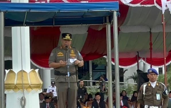 Gubernur Hidayat Arsani saat membacakan Amanat Menteri Sosial RI pada Peringatan Hari Pahlawan