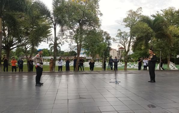 Kapolda Kep.Bangka Belitung memimpin Upacara Ziarah Taman Makam Pahlawan dalam rangka peringatan Hari Pahlawan